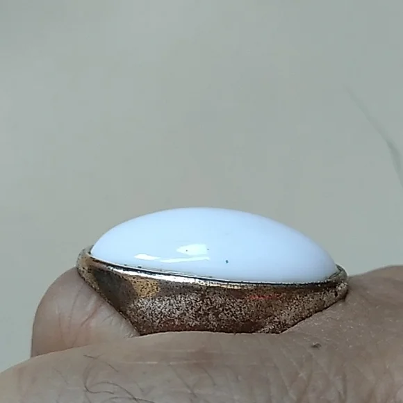 Vintage Oval-Shaped White Ring - Picture 3 of 6
